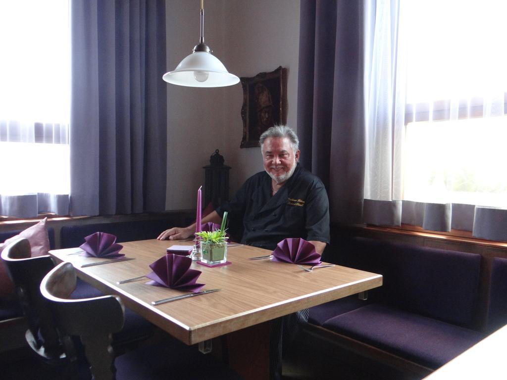 Hotel-Restaurant Zum Goldenen Hahnen Markgröningen Buitenkant foto
