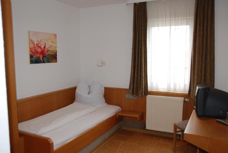 Hotel-Restaurant Zum Goldenen Hahnen Markgröningen Kamer foto